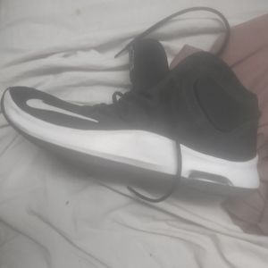 13 size Nike shoe AT1199-002